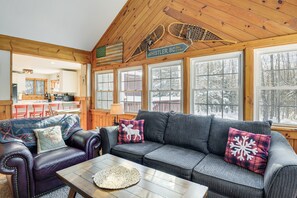 TV, fireplace - Cozy Cabin Between Stratton Resort & Mount Snow (West Wardsboro)