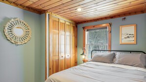 House (3 Bedrooms) | 3 bedrooms, bed sheets - Cozy Cabin Between Stratton Resort & Mount Snow (West Wardsboro)