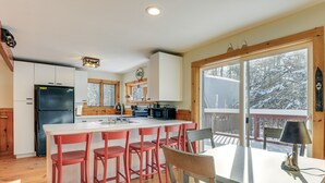 Microwave, oven, stovetop, dishwasher - Cozy Cabin Between Stratton Resort & Mount Snow (West Wardsboro)