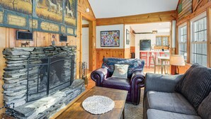 TV, fireplace - Cozy Cabin Between Stratton Resort & Mount Snow (West Wardsboro)