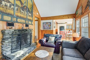 TV, fireplace - Cozy Cabin Between Stratton Resort & Mount Snow (West Wardsboro)