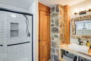 House (3 Bedrooms) | Bathroom - Cozy Cabin Between Stratton Resort & Mount Snow (West Wardsboro)