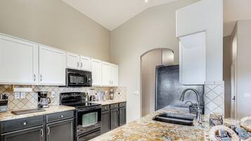 House (3 Bedrooms) | Interior