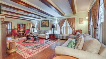 House (5 Bedrooms) | Interior