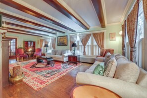 House (5 Bedrooms) | Interior