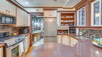 House (5 Bedrooms) | Interior