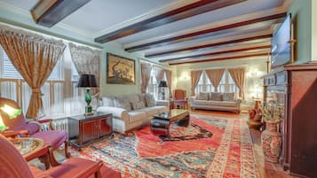House (5 Bedrooms) | Interior