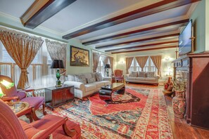 House (5 Bedrooms) | Interior