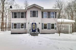 Interior - Pennsylvania Home w/ Hot Tub: 7 Mi to Kalahari! (Tobyhanna)