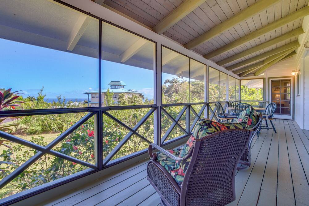 Honomu Home w/ Screened Lanai + Ocean Views! - Ninole, HI