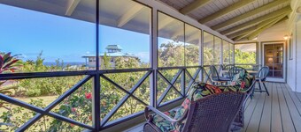 Honomu Home w/ Screened Lanai + Ocean Views!