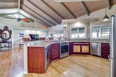 Honomu Home w/ Screened Lanai + Ocean Views!