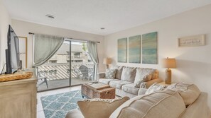 Condo, 2 Bedrooms | Ruang tamu | TV Pintar, perkhidmatan penstriman 