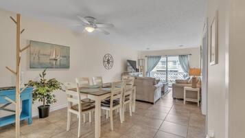 Condo, 2 Bedrooms | Tempat makan