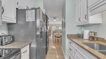 Condo, 2 Bedrooms | Dapur peribadi | Peti sejuk, ketuhar, pembancuh kopi/teh, pembakar roti