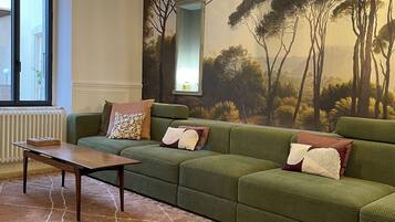 Una Smart TV, una chimenea, videojuegos