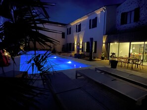 Una piscina al aire libre, una piscina climatizada
