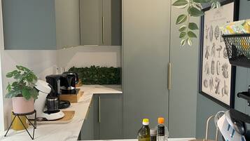 Frigorífico, microondas, horno y placa de cocina