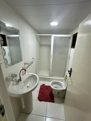 Economy Studio | Bathroom | Towels - Bamboo Beach Resort  (Monrovia)
