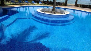 Outdoor pool - Bamboo Beach Resort  (Monrovia)