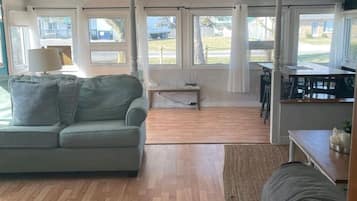 Una Smart TV, una chimenea, un reproductor de DVD, libros