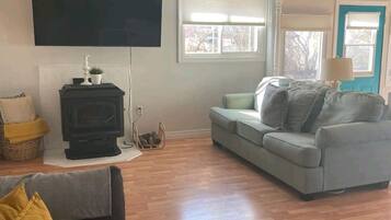 Smart-TV, Kamin, DVD-Player, Bücher