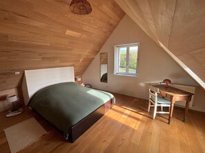 3 bedrooms, iron/ironing board, travel crib, free WiFi