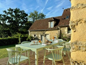 تناول الطعام بالخارج