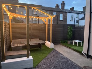 Outdoor dining - 3x large modern apartments with all private bathrooms with free parking  (Liverpool)