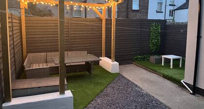 3x large modern apartments with all private bathrooms with free parking