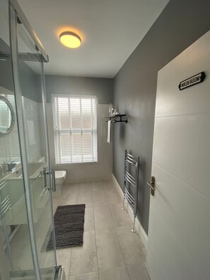 Shower, towels, soap, shampoo - 3x large modern apartments with all private bathrooms with free parking  (Liverpool)
