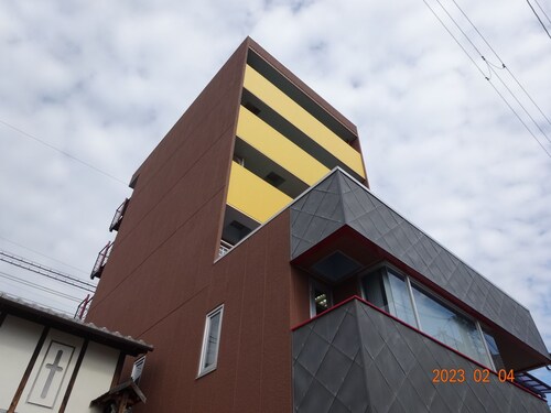 It has a kitchen, closet, shoe closet, washing machine, balcony and parking space. Can be dried indoors. It is 46 square meters in size and has a unique room decor.