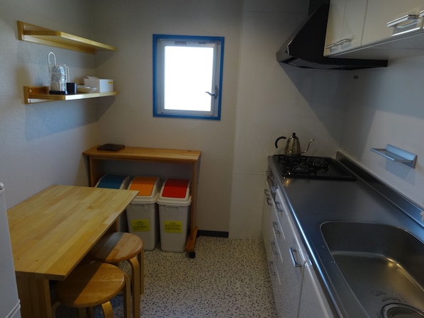 Fridge, microwave, stovetop, cookware/dishes/utensils
