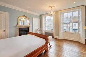 5 quartos, ferros/tábuas de passar roupa, berço de viagem