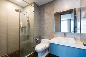 Hair dryer, towels, soap, shampoo - RiverGate - 2 Bedrooms RiverView - Near Bui Vien Street - Ho Chi Minh Downtown (Thành phố Hồ Chí Minh)