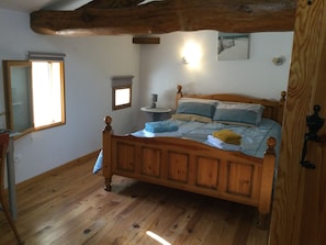 3 quartos, ferros/tábuas de passar roupa, berço de viagem