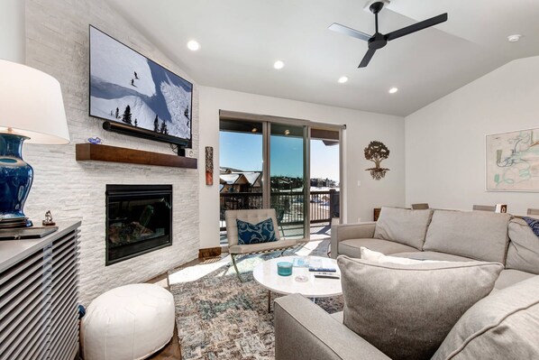 Smart TV, fireplace