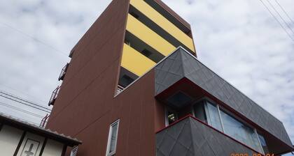 It has a kitchen, closet, shoe closet, washing machine, balcony and parking space. Clothes can be dried on the balcony, or room-dried. The 46 sq. m. of space is ideal for long-term stays.