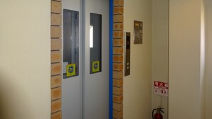 Unclassified image, 2 of 21, button - It has a kitchen, closet, shoe closet, washing machine, balcony and parking space. Clothes can be dried on the balcony, or room-dried. The 46 sq. m. of space is ideal for long-term stays. (大阪市)
