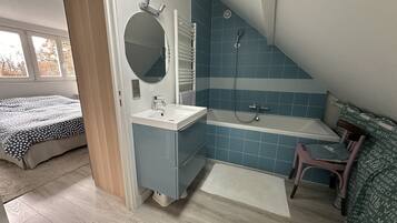 4 habitaciones, tabla de planchar con plancha y wifi gratis