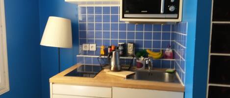 Frigorifero, microonde, forno, pentole/stoviglie/utensili