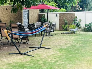 Outdoor dining - Family sized two bedroom in Kingston with outdoor entertainment space (Kingston)