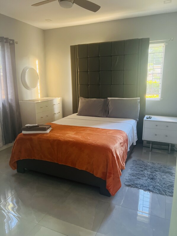 2 bedrooms, iron/ironing board, free WiFi, bed sheets - Family sized two bedroom in Kingston with outdoor entertainment space (Kingston)