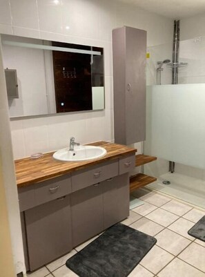 Douche, sèche-cheveux