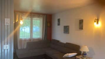 Fernseher, Bücher, Stereoanlage