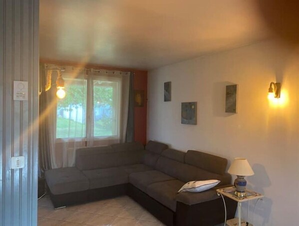 Télévision, livres, chaîne hi-fi