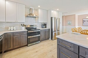 Refrigerador, microondas, horno, placa de cocina