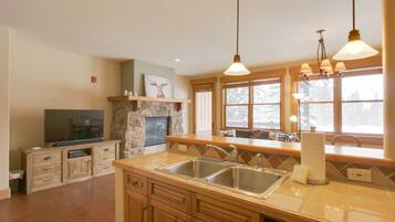 Lemari es, microwave, oven, dan kompor