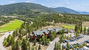 A lodge with multiple cabins, a parking area, and a golf course.