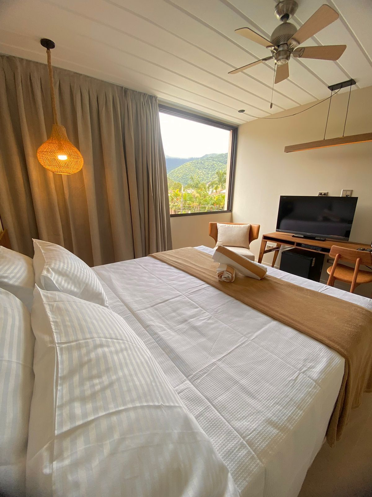 Quarto casal superluxo | Roupas de cama antialérgicas, frigobar, cofres nos quartos